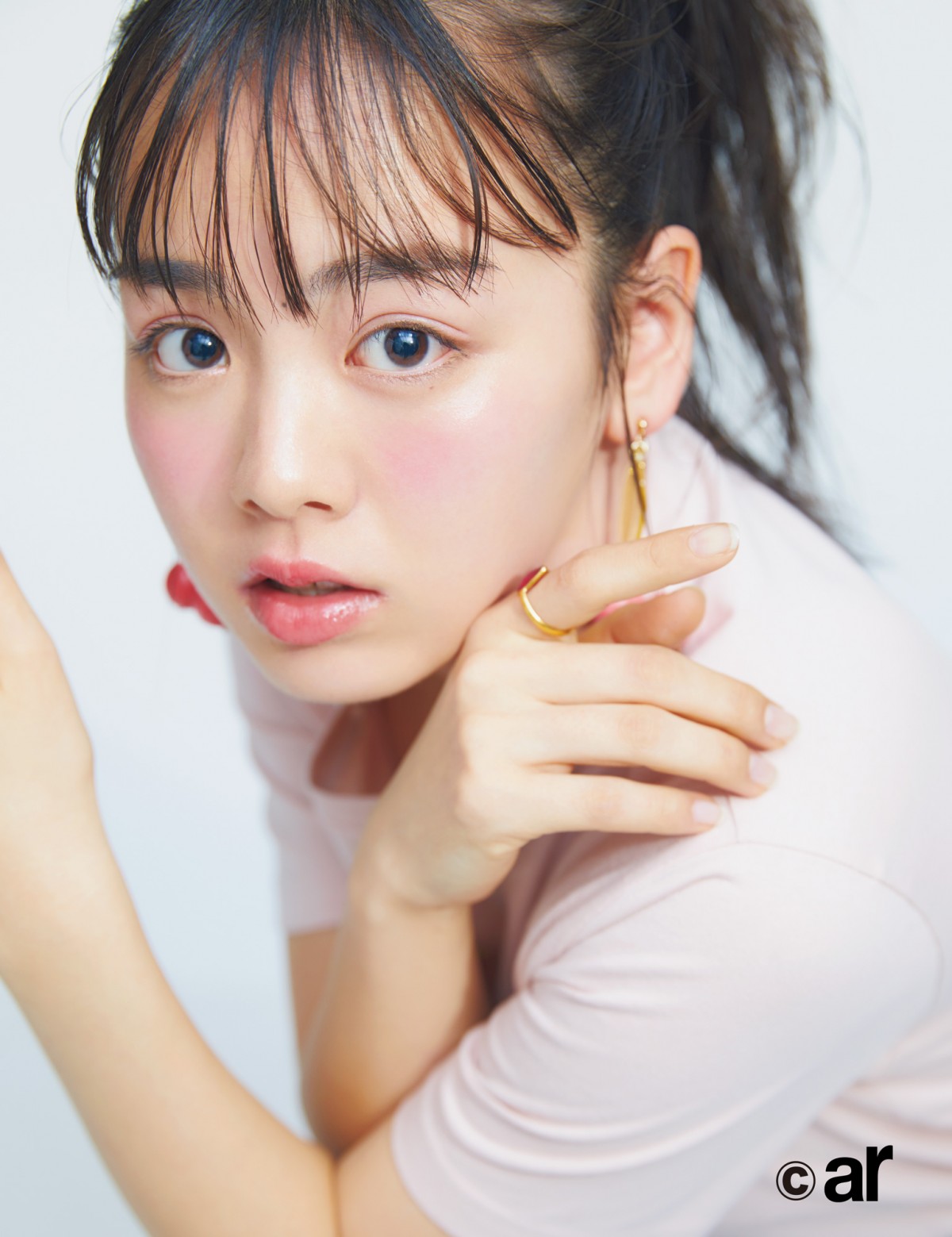 新木優子、大胆背中だし＆美脚披露！ 指原莉乃の眩しすぎるランジェリー姿にも注目