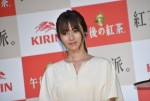 「キリン 午後の紅茶」新TVCM発表会に登場した深田恭子