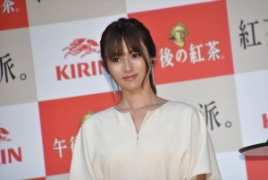 「キリン 午後の紅茶」新TVCM発表会に登場した深田恭子
