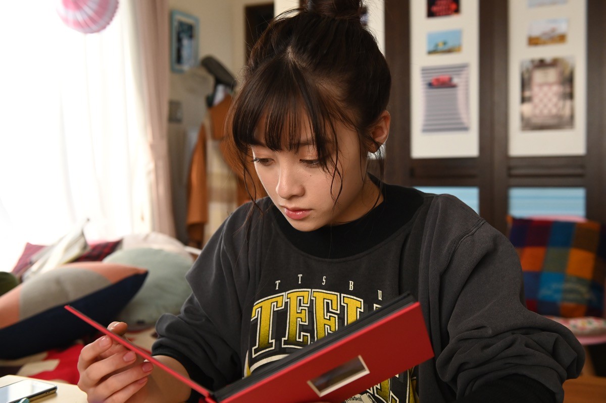 橋本環奈「やめて…！」 男に襲われ恐怖の表情 『1ページの恋』第4話