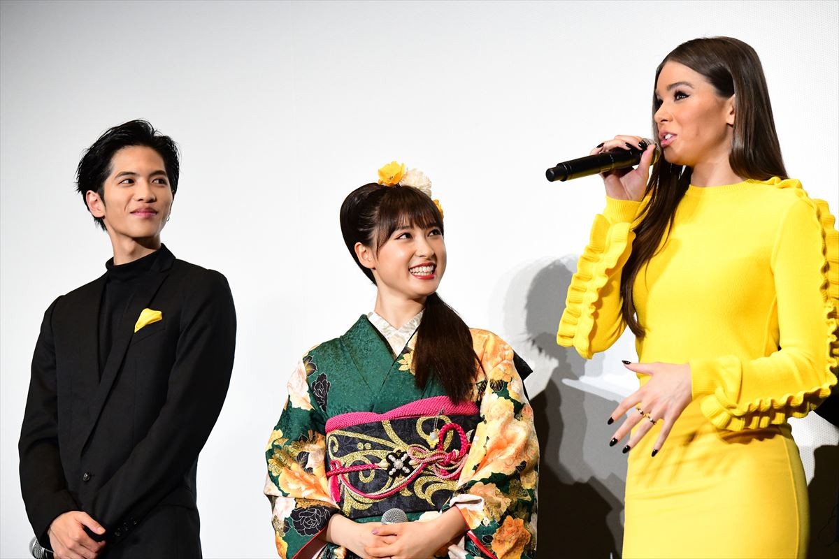 ヘイリー・スタインフェルド、黄色ドレスで観客魅了！ 土屋太鳳＆志尊淳とも対面