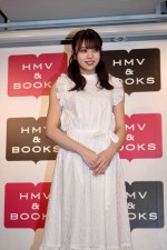 1st写真集『感情の構図』発売記念イベントに登場した小林由依