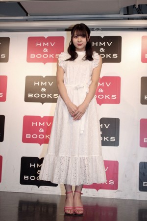 1st写真集『感情の構図』発売記念イベントに登場した小林由依