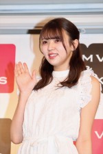 1st写真集『感情の構図』発売記念イベントに登場した小林由依