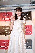 1st写真集『感情の構図』発売記念イベントに登場した小林由依