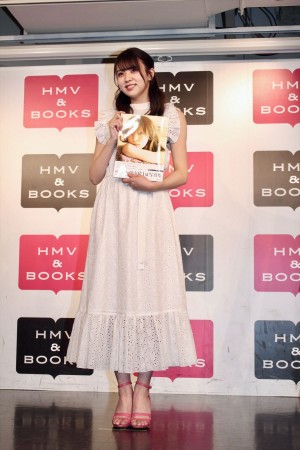 1st写真集『感情の構図』発売記念イベントに登場した小林由依