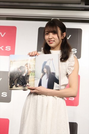 1st写真集『感情の構図』発売記念イベントに登場した小林由依