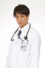【写真】イケメン整形外科医を演じる鈴木伸之の白衣ショット
