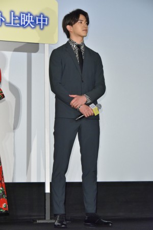 『君は月夜に光り輝く』初日舞台挨拶に登壇した甲斐翔真