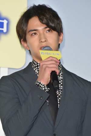 『君は月夜に光り輝く』初日舞台挨拶に登壇した甲斐翔真