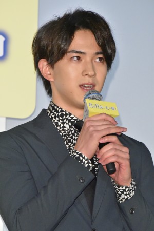 『君は月夜に光り輝く』初日舞台挨拶に登壇した甲斐翔真