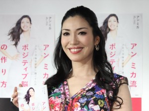 『アン ミカ流ポジティブ脳の作り方 365日毎日幸せに過ごすために』発売記念トークショー＆サイン会に登場したアン ミカ