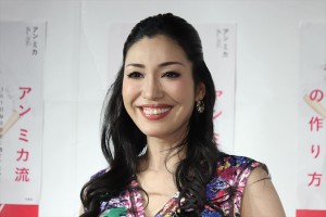 『アン ミカ流ポジティブ脳の作り方 365日毎日幸せに過ごすために』発売記念トークショー＆サイン会に登場したアン ミカ