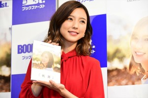 真野恵里菜、メジャーデビュー10周年記念フォトエッセイ『軌跡』発売先行イベントに登場