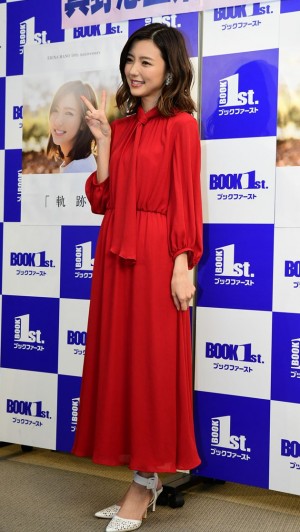 真野恵里菜、メジャーデビュー10周年記念フォトエッセイ『軌跡』発売先行イベントに登場