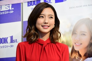 真野恵里菜、メジャーデビュー10周年記念フォトエッセイ『軌跡』発売先行イベントに登場