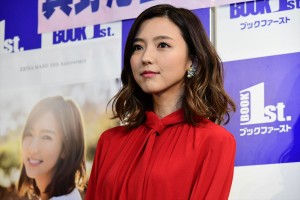 真野恵里菜、メジャーデビュー10周年記念フォトエッセイ『軌跡』発売先行イベントに登場