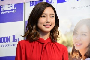 真野恵里菜、メジャーデビュー10周年記念フォトエッセイ『軌跡』発売先行イベントに登場