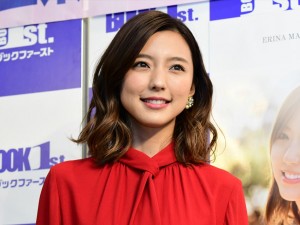 真野恵里菜、メジャーデビュー10周年記念フォトエッセイ『軌跡』発売先行イベントに登場