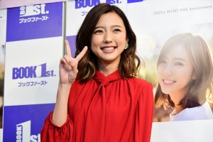 真野恵里菜、メジャーデビュー10周年記念フォトエッセイ『軌跡』発売先行イベントに登場