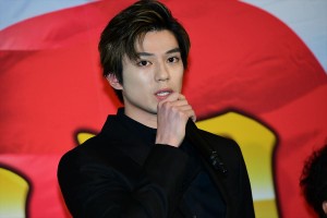 ドラマスペシャル『二つの祖国』記者会見に登場した新田真剣佑