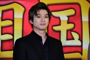 ドラマスペシャル『二つの祖国』記者会見に登場した新田真剣佑