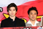 （左から）ドラマスペシャル『二つの祖国』記者会見に登場した新田真剣佑、ムロツヨシ