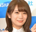 【写真】乃木坂46・秋元真夏、ヘアメイク中にウトウト…からの笑顔がかわいすぎ！