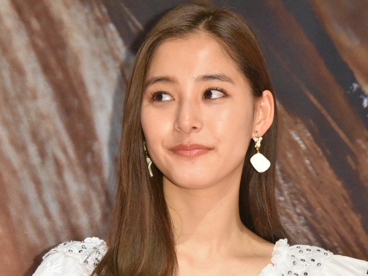 新木優子、初のファンイベントで1500人のファンとハイタッチ