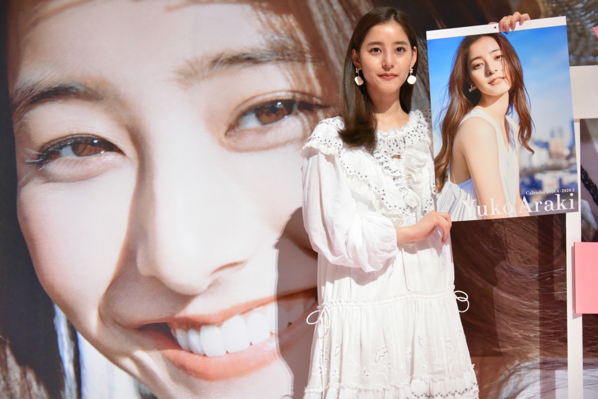 新木優子、初のファンイベントで1500人のファンとハイタッチ