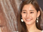 【写真】初のファンイベントで笑顔を見せる新木優子、全身ショットも