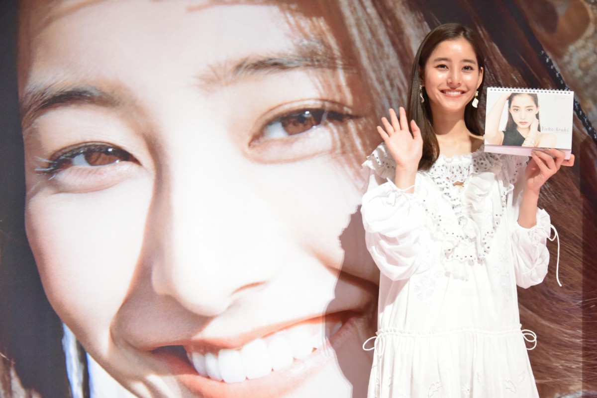 新木優子、初のファンイベントで1500人のファンとハイタッチ