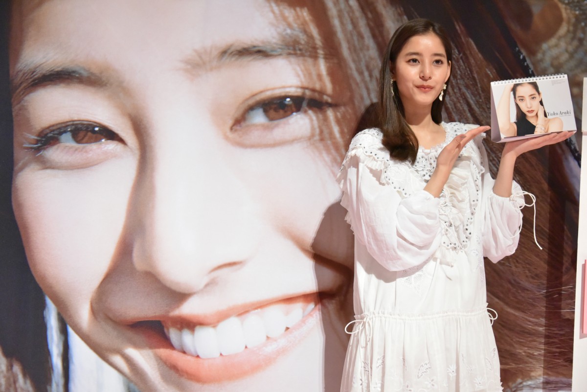 新木優子、初のファンイベントで1500人のファンとハイタッチ