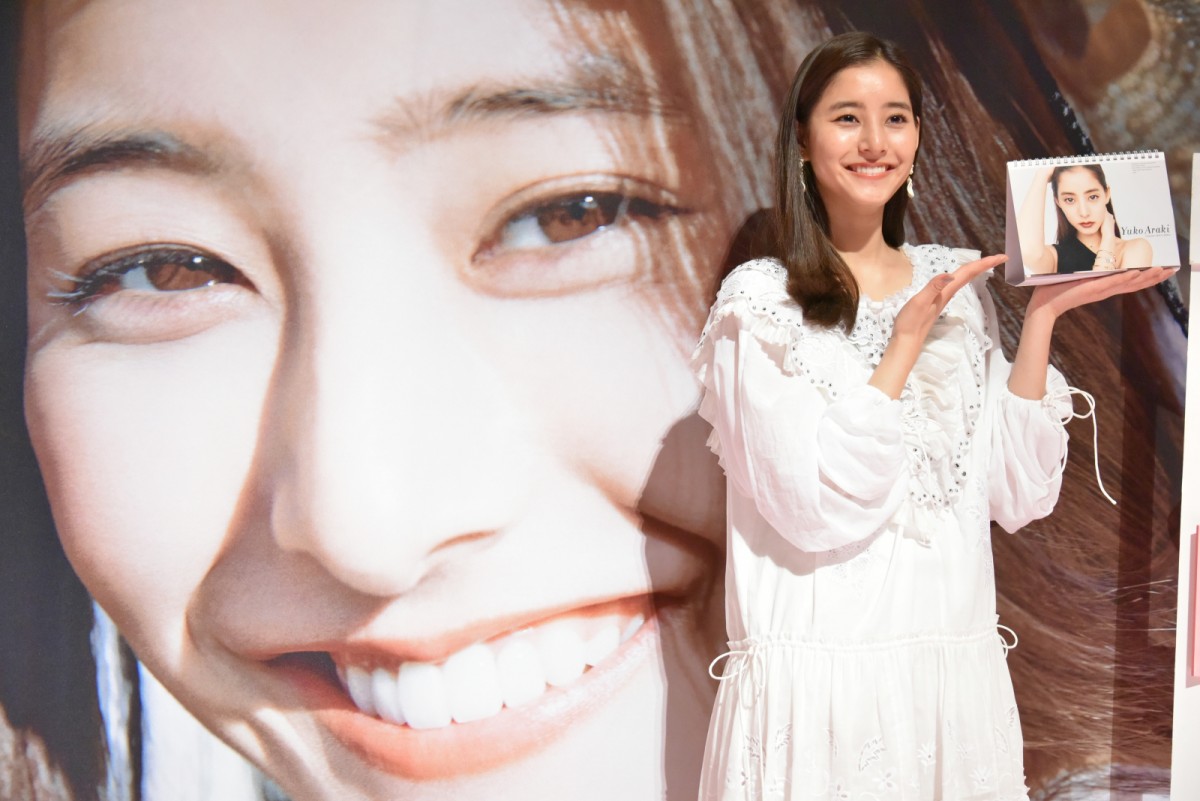 新木優子、初のファンイベントで1500人のファンとハイタッチ