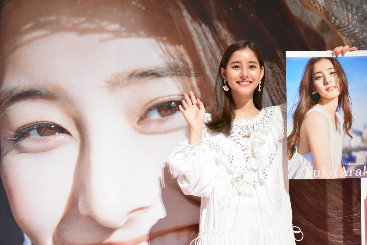 新木優子、初のファンイベントで1500人のファンとハイタッチ