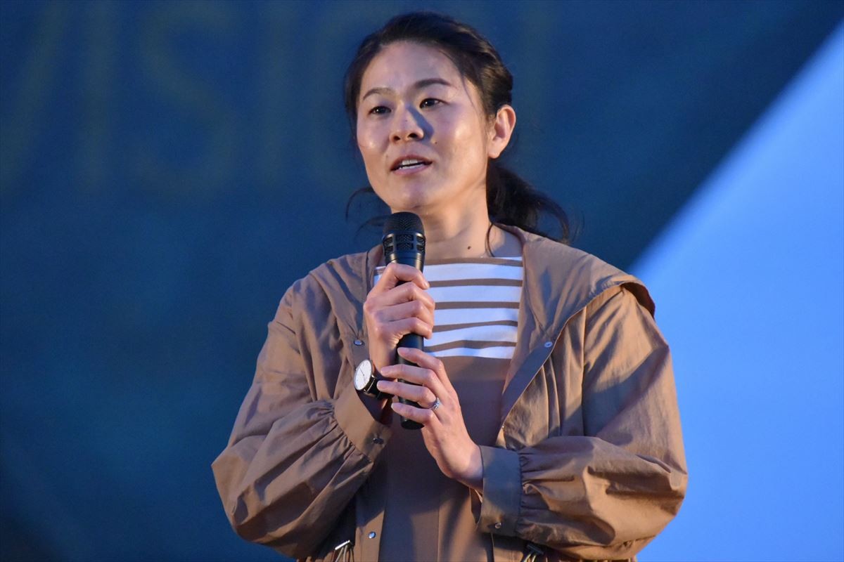 倉木麻衣、強風に負けず熱唱！ 東京五輪に「ワクワクしている」