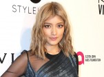 【写真】ローラ、ド派手なピンクコーデに“舌だし”ショット披露