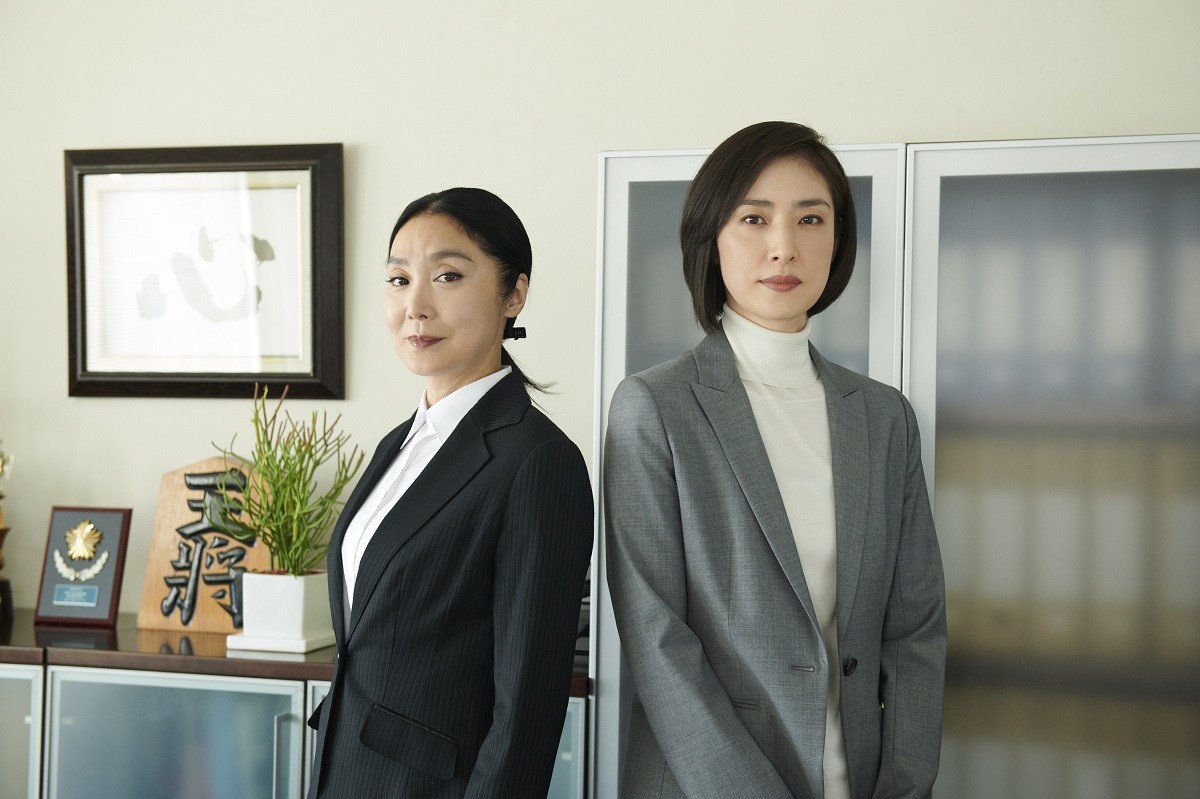 (左から)木曜ドラマ『緊急取調室』に出演する浅野温子、天海祐希
