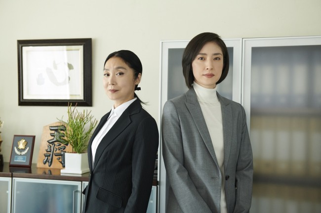 （左から）木曜ドラマ『緊急取調室』に出演する浅野温子、天海祐希