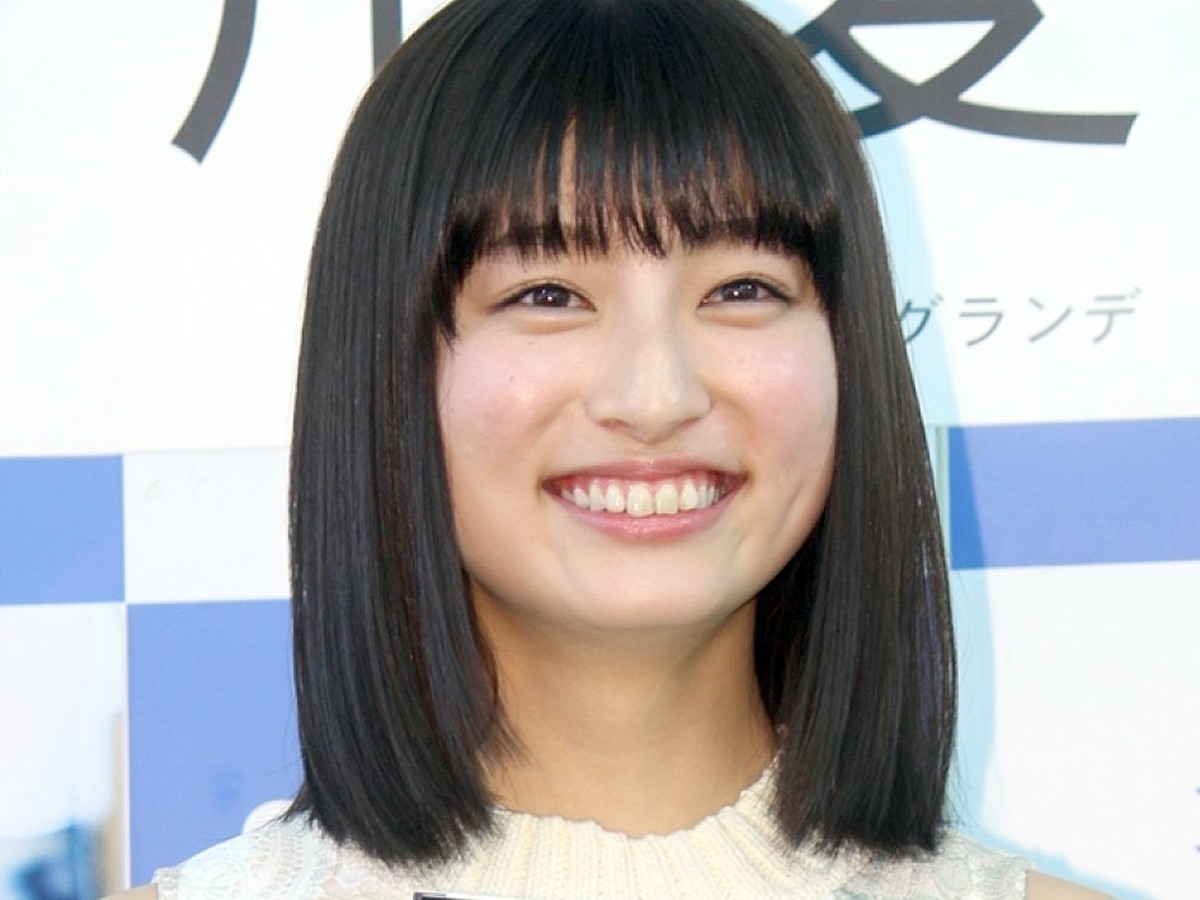 吉川愛、美背中あらわに「めちゃくちゃセクシー」と反響　無防備な寝顔も