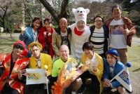 番組を卒業する三瓶（中央）を囲む『もしもツアーズ』出演者一同