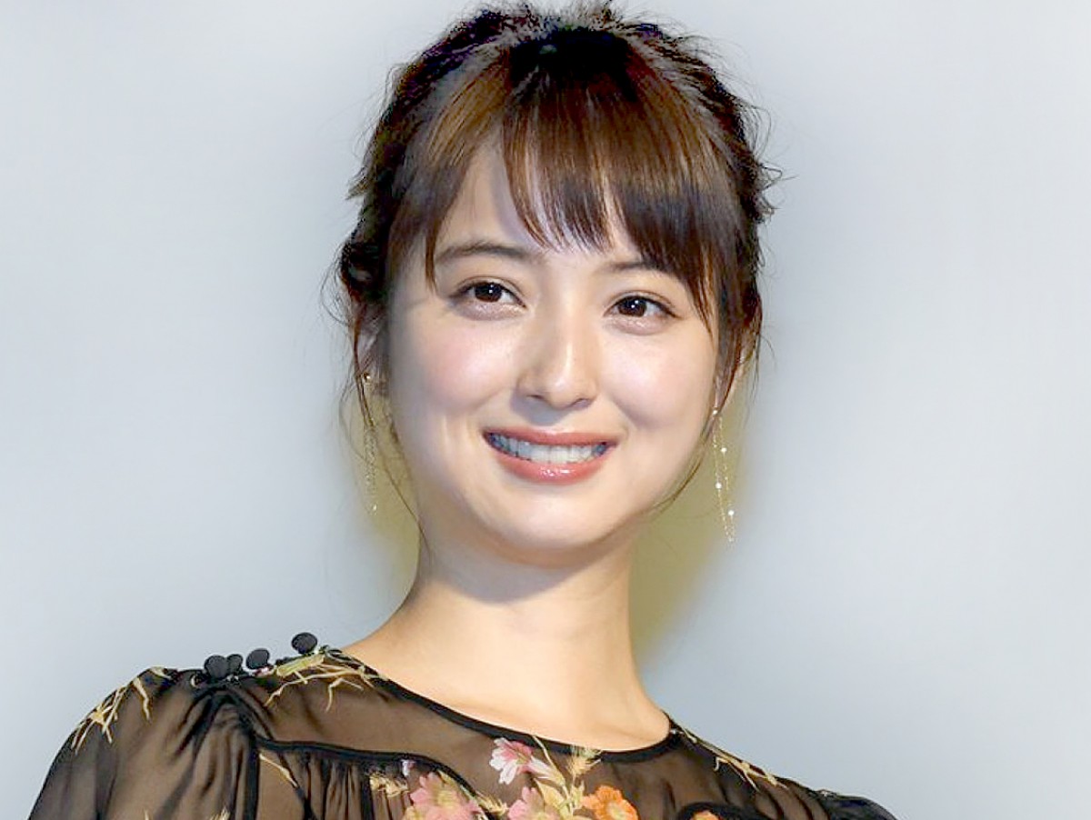 佐々木希「なんて可愛いの」 小鳥を頭に乗せてニッコリ　ファン「あなたが1番可愛い」