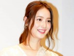 【写真】「産後と思えない！」佐々木希の“脚長”スキニーデニム姿に反響