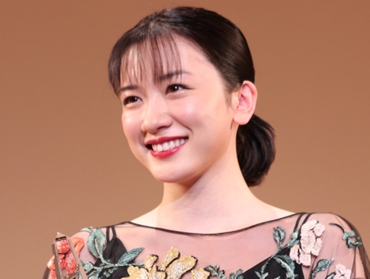 永野芽郁、“ガンダムばりの装備”フェイスシールド姿に反響　「可愛すぎる」「撮影頑張って」