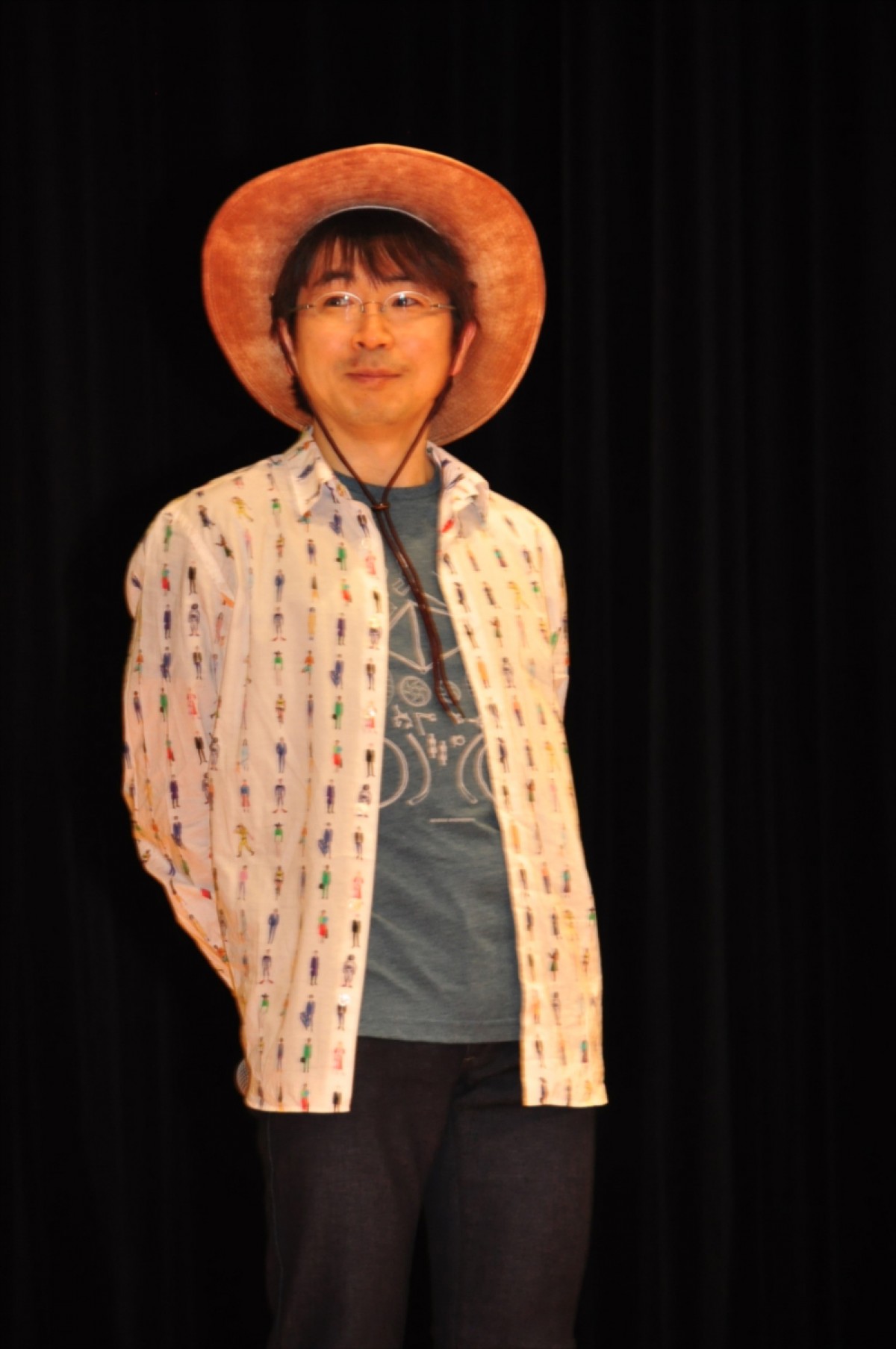 小島よしお、海パン一丁でしんちゃんとのコラボに子どもたちから悲鳴＆拍手！