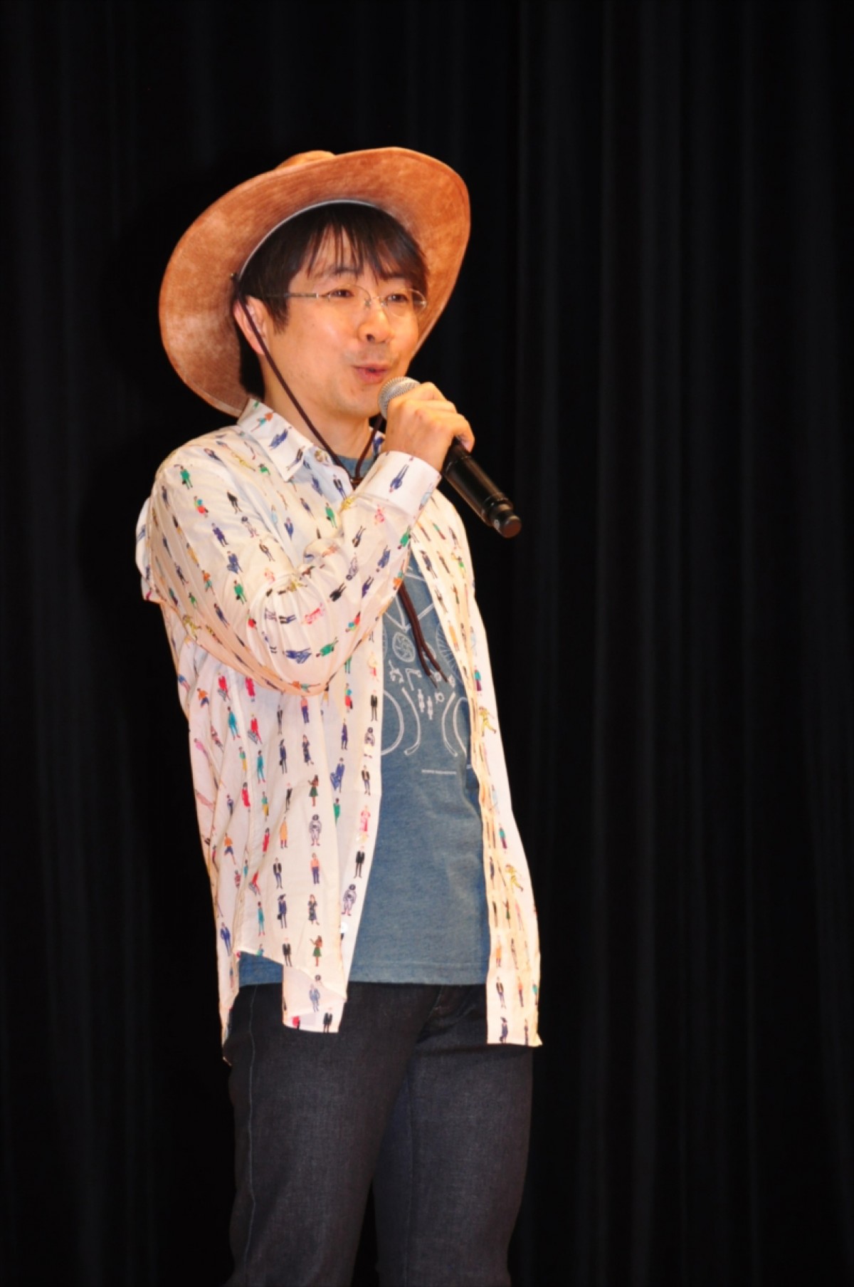 小島よしお、海パン一丁でしんちゃんとのコラボに子どもたちから悲鳴＆拍手！