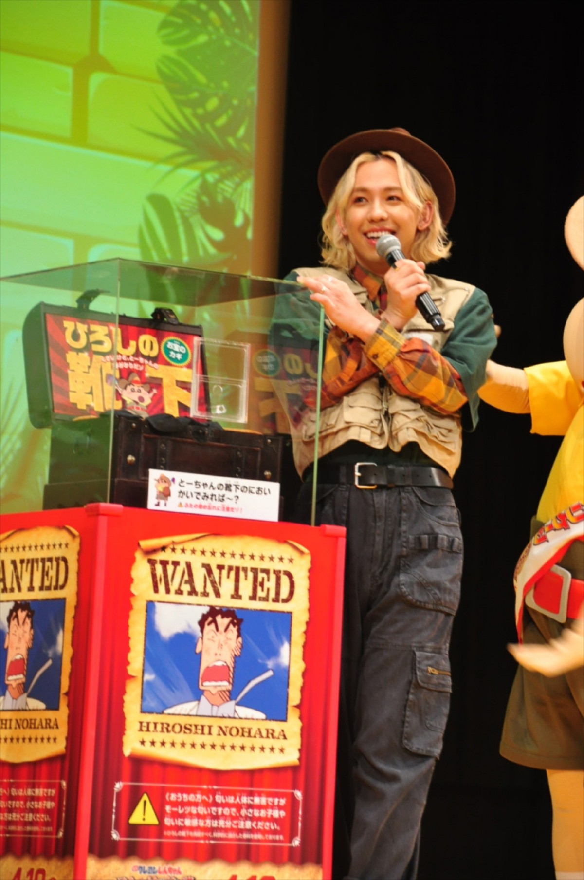 小島よしお、海パン一丁でしんちゃんとのコラボに子どもたちから悲鳴＆拍手！