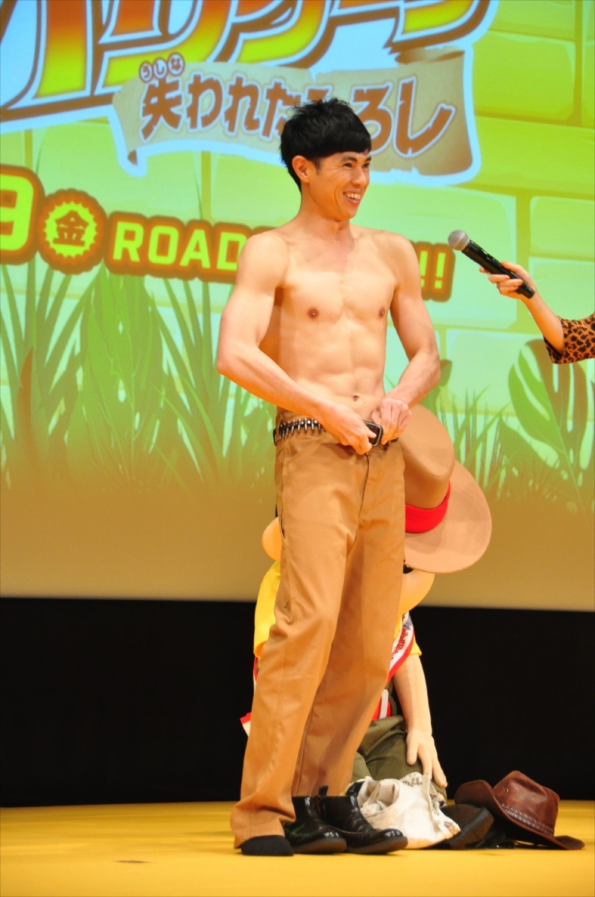 小島よしお、海パン一丁でしんちゃんとのコラボに子どもたちから悲鳴＆拍手！