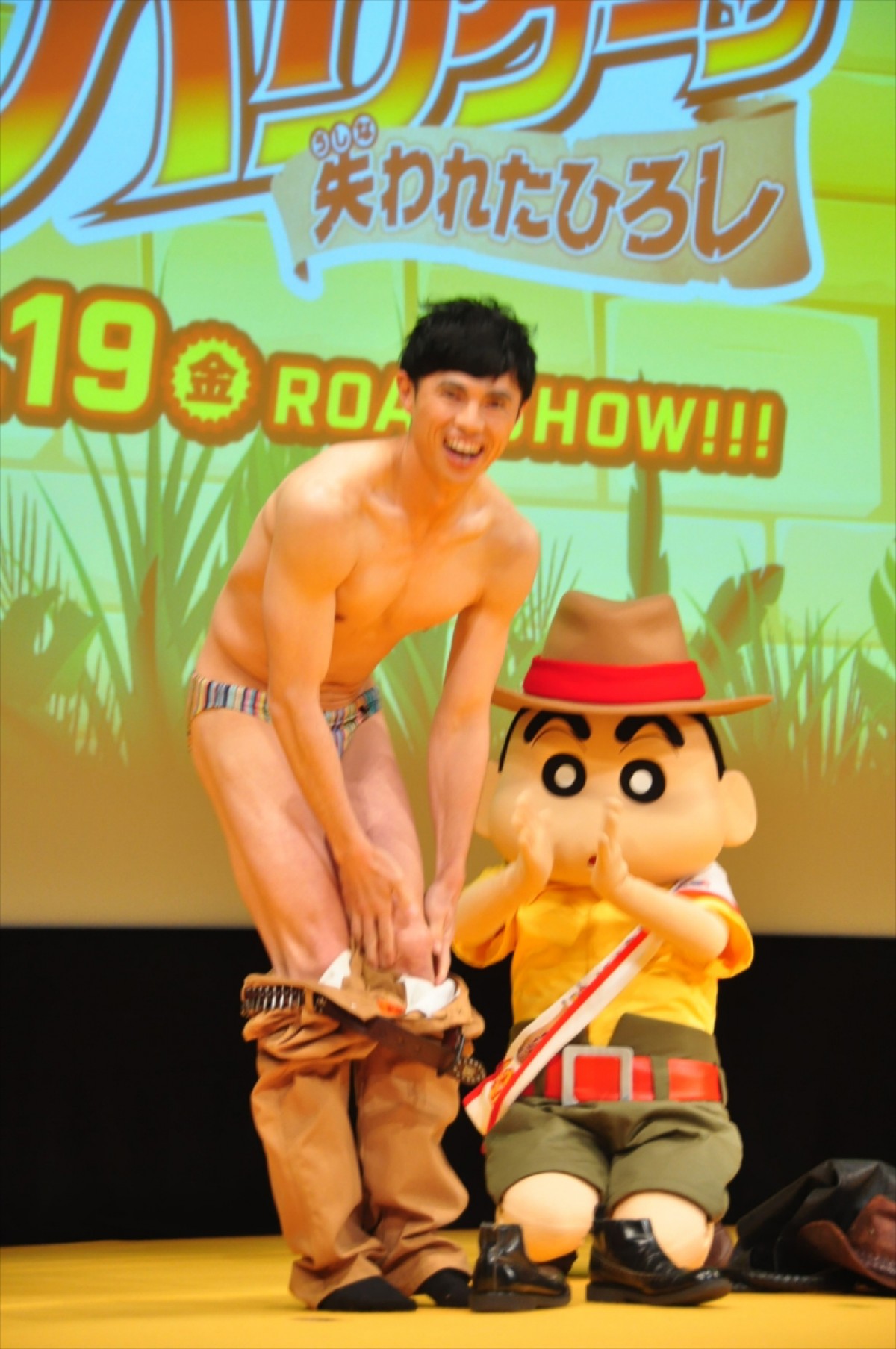 小島よしお、海パン一丁でしんちゃんとのコラボに子どもたちから悲鳴＆拍手！