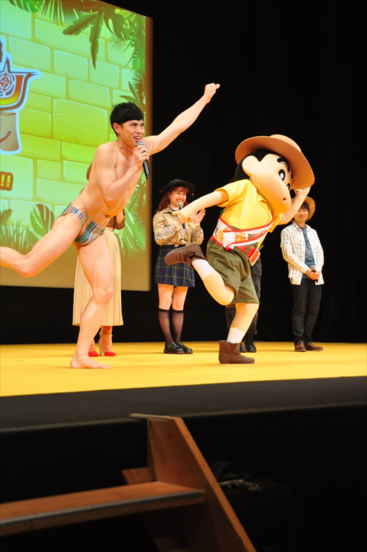 小島よしお、海パン一丁でしんちゃんとのコラボに子どもたちから悲鳴＆拍手！